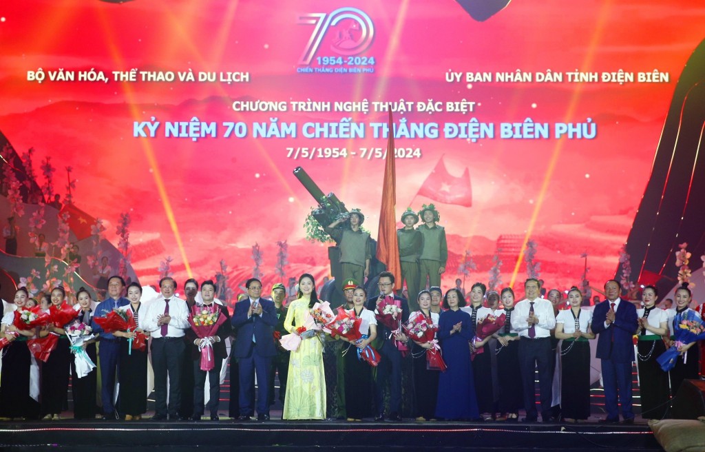 Các đồng chí lãnh đạo Đảng, Nhà nước tặng hoa các nghệ sĩ tham gia chương trình
