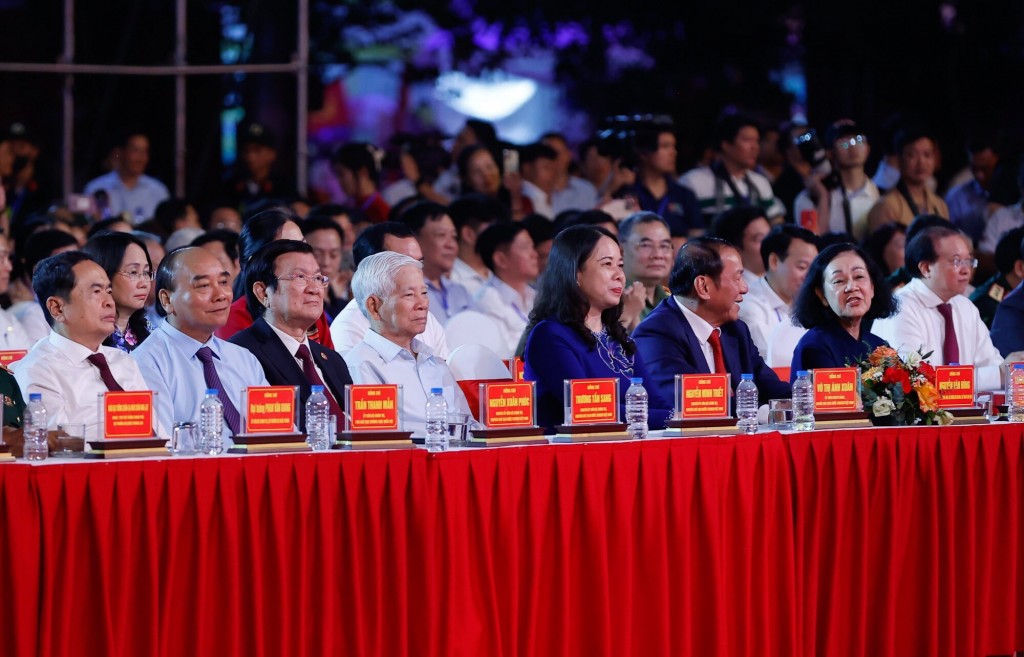 Quyền Chủ tịch nước Võ Thị Ánh Xuân và các đồng chí lãnh đạo, nguyên lãnh đạo Đảng, Nhà nước tham dự Chương trình