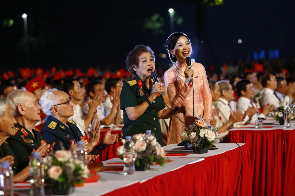 Bà Ngô Thị Ngọc Diệp văn công Đại đoàn 308 quân Tiên phong trong chiến dịch Điện Biên Phủ đã cùng mọi người hát vang ca khúc “Qua cầu Tây Bắc”