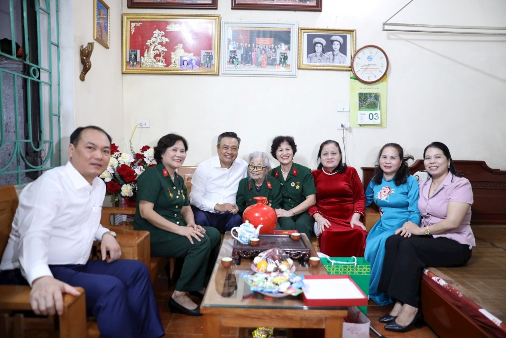 Chủ tịch UBND thành phố Hà Nội Trần Sỹ Thanh thăm, tặng quà đồng chí Nguyễn Thị Mai - chiến sĩ quân y tham gia Chiến dịch Điện Biên Phủ