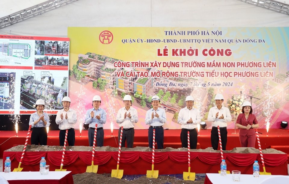 Chủ tịch HĐND TP Nguyễn Ngọc Tuấn cùng lãnh đạo TP, quận Đống Đa thực hiện khởi công công trình xây dựng trường Mầm non Phương Liên và cải tạo, mở rộng trường Tiểu học Phương Liên.