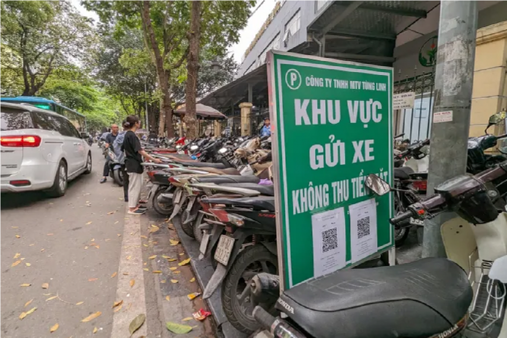 Các đơn vị trông giữ xe máy trên phố Phủ Doãn (Hoàn Kiếm, Hà Nội) đồng loạt triển khai thí điểm thu phí thanh toán trông giữ xe không tiền mặt 