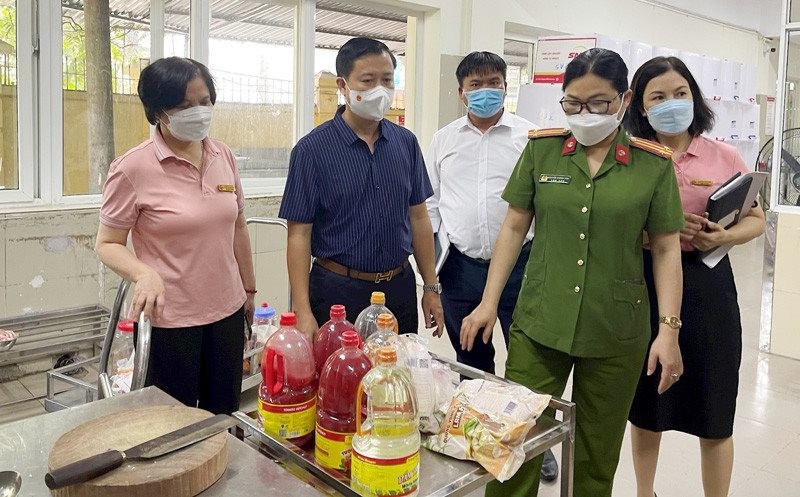 Đoàn kiểm tra liên ngành an toàn thực phẩm của thành phố Hà Nội kiểm tra bếp ăn tập thể của một trường học trên địa bàn quận Long Biên
