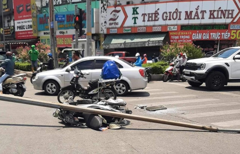 TP Hồ Chí Minh: Trụ đèn gãy đổ, đè bị thương người đi đường
