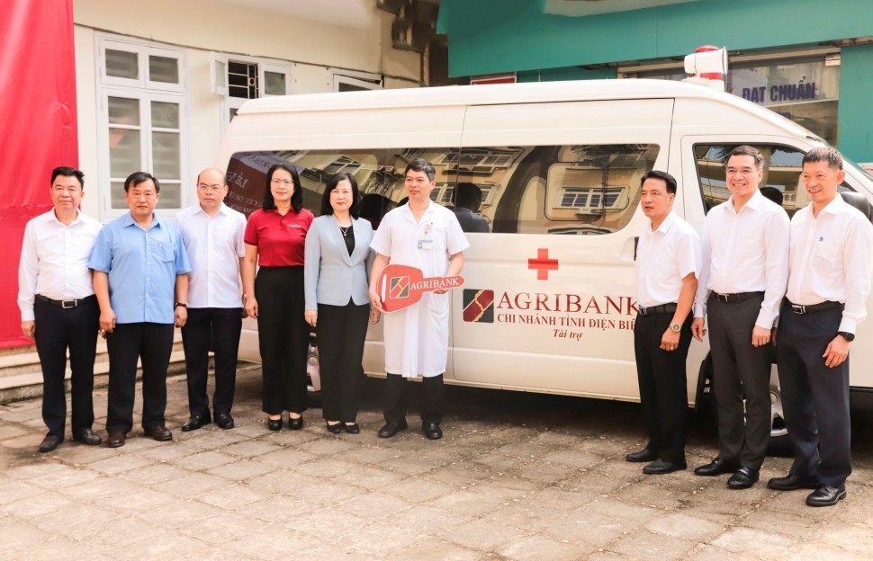Đảng ủy Agribank bàn giao xe cứu thương tặng Bệnh viện Đa khoa tỉnh Điện Biên