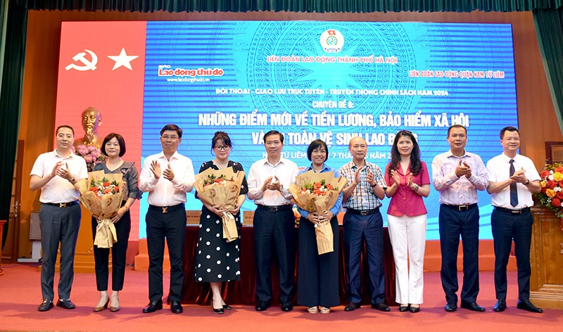 Các đồng chí Lãnh đạo LĐLĐ Thành phố, Hội nhà báo Hà Nội, Báo Lao động Thủ đô và LĐLĐ quận Nam Từ Liêm tặng hoa chuyên gia