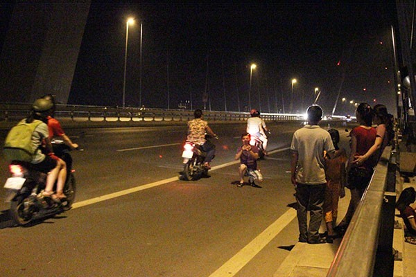 Xử phạt nghiêm tình trạng dừng, đỗ xe trên cầu Nhật Tân