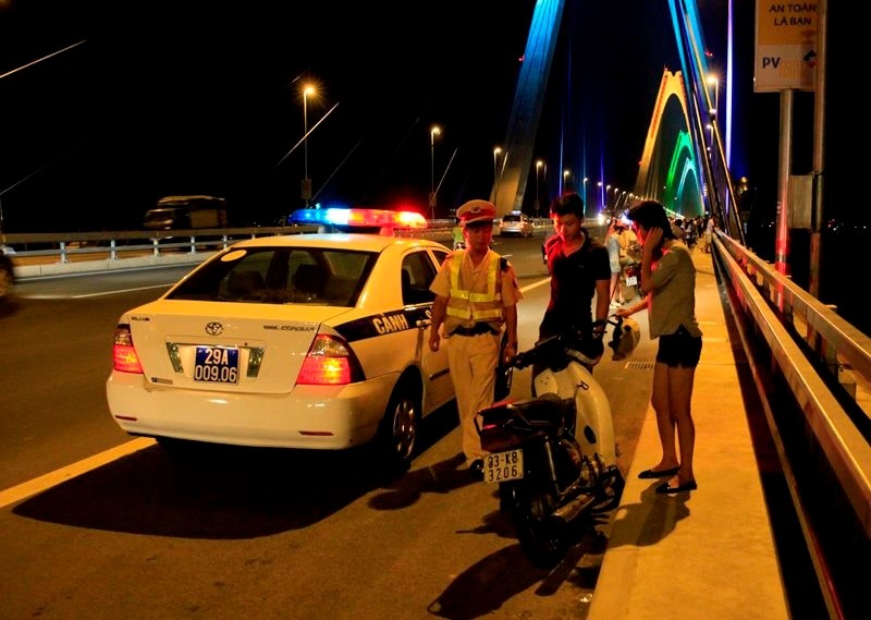 Xử phạt nghiêm tình trạng dừng, đỗ xe trên cầu Nhật Tân