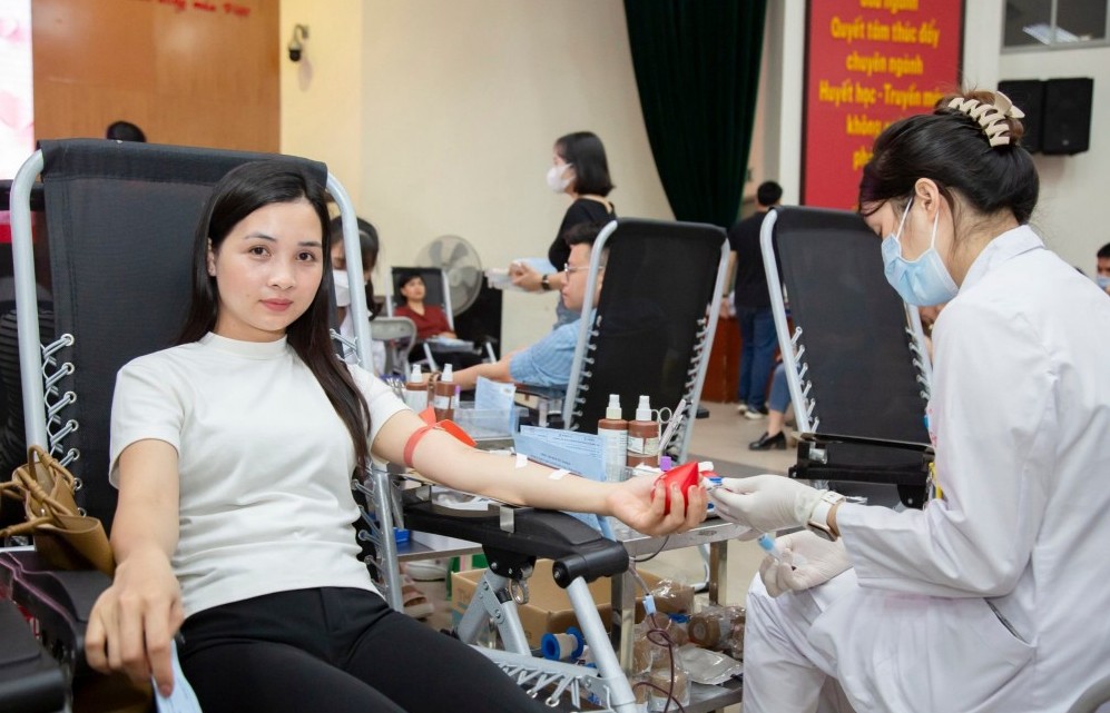 Gần 1.000 cán bộ, nhân viên y tế tham gia hiến máu tình nguyện