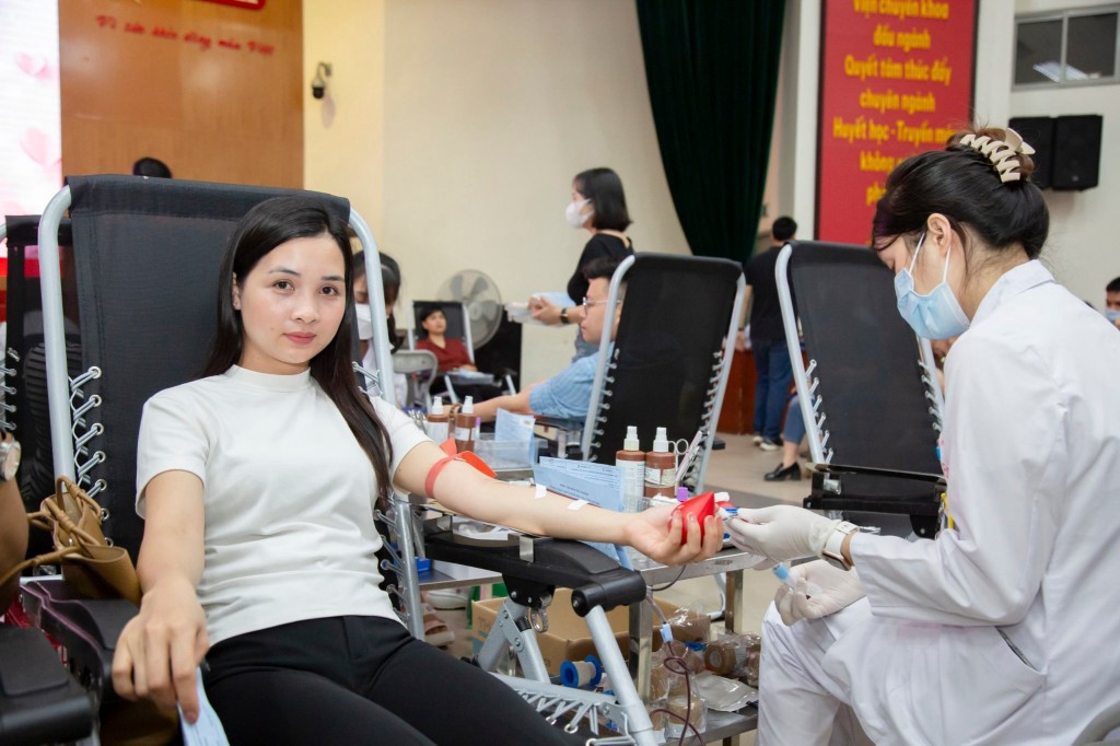Gần 1.000 cán bộ, nhân viên y tế tham gia hiến máu tình nguyện