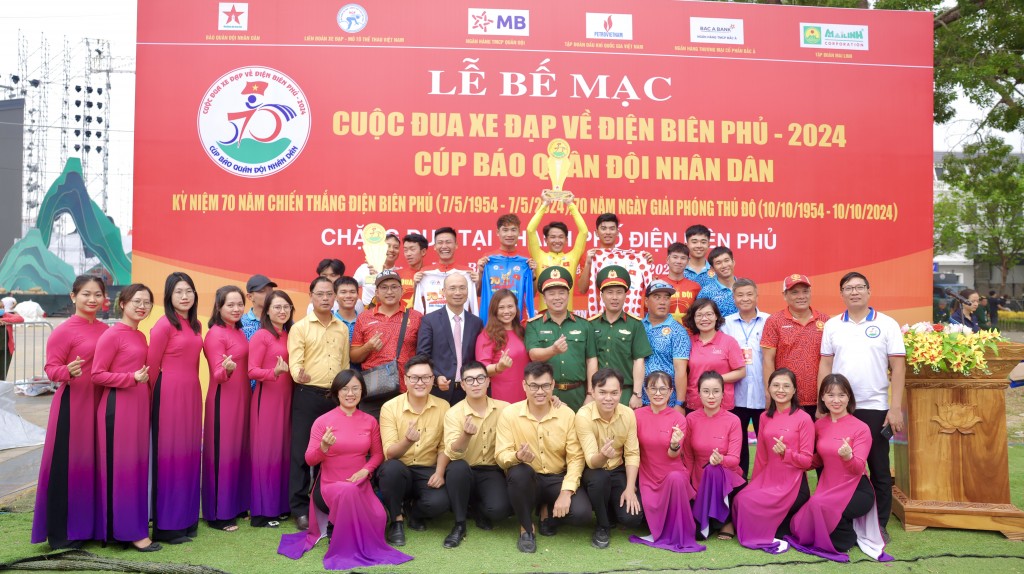 Các vận động viên đạt giải chụp ảnh lưu niệm cùng Ban tổ chức, đơn vị đồng hành Ngân hàng TMCP Bắc Á  và Quỹ Vì Tầm Vóc Việt - đối tác thiện nguyện của cuộc đua