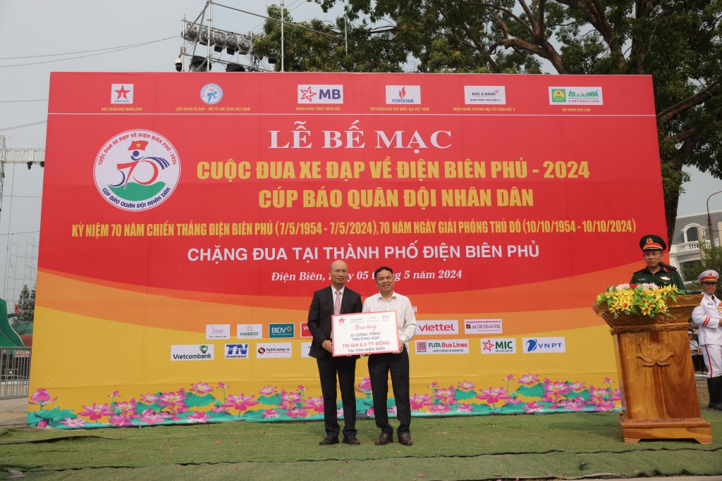 Ông Chu Nguyên Bình - Phó Tổng Giám đốc Ngân hàng TMCP Bắc Á và bà Trần Hồng Điệp - Giám đốc Quỹ Vì Tầm Vóc Việt trao biển tài trợ tại sự kiện