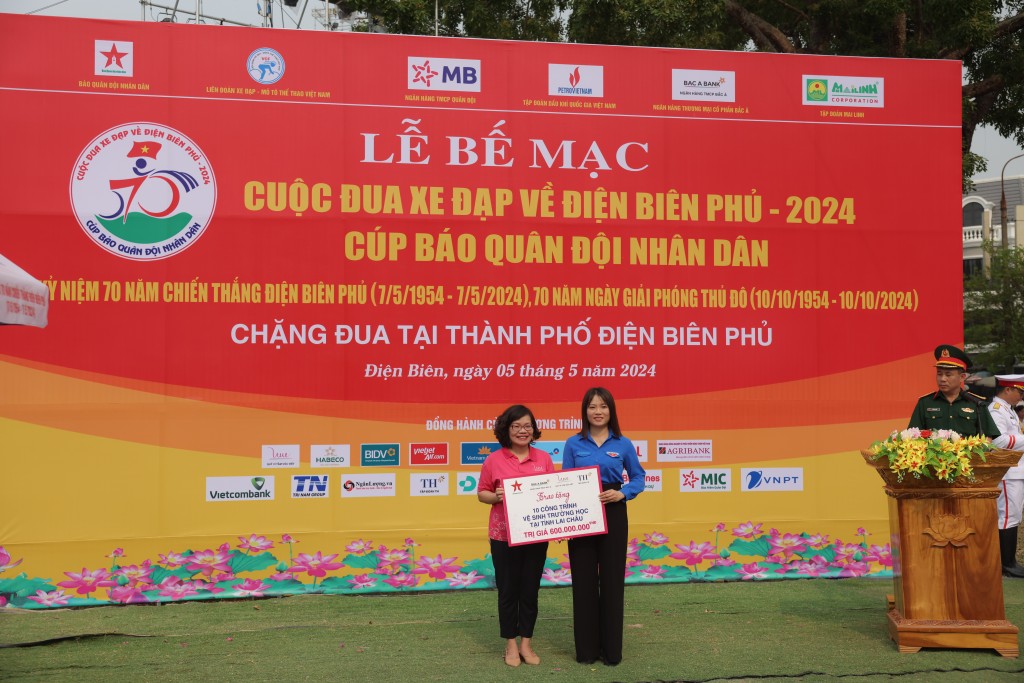 Ông Chu Nguyên Bình - Phó Tổng giám đốc BAC A BANK và bà Trần Hồng Điệp - Giám đốc Quỹ Vì Tầm Vóc Việt trao biển tài trợ tại sự kiện