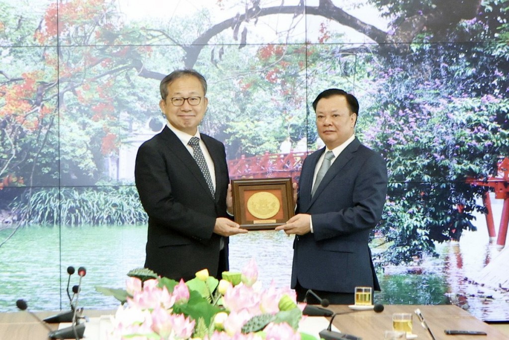 Bí thư Thành ủy Hà Nội Đinh Tiến Dũng trao quà lưu niệm tặng Đại sứ Yamada Takio. Ảnh: Viết Thành