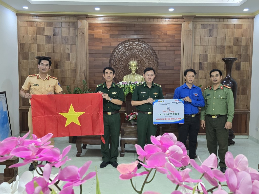 Đoàn công tác của Chương trình “Nghĩa tình biên giới” tặng 300 lá cờ Tổ quốc, 2 bộ máy vi tính cho lực lượng Công an và Biên phòng huyện Đắk Mil