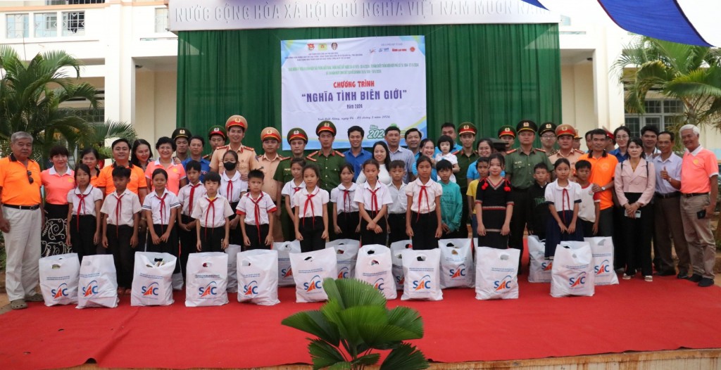 Nhiều suất quà đã được trao tặng cho các em học sinh Trường Tiểu học Phan Đình Phùng thuộc Bon Đắk Rla, xã Đắk N'DRót, huyện Đắk Mil