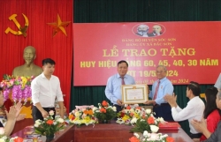 Lãnh đạo TP Hà Nội trao Huy hiệu Đảng tại huyện Sóc Sơn