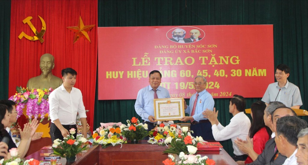 Lãnh đạo TP Hà Nội trao Huy hiệu Đảng tại huyện Sóc Sơn