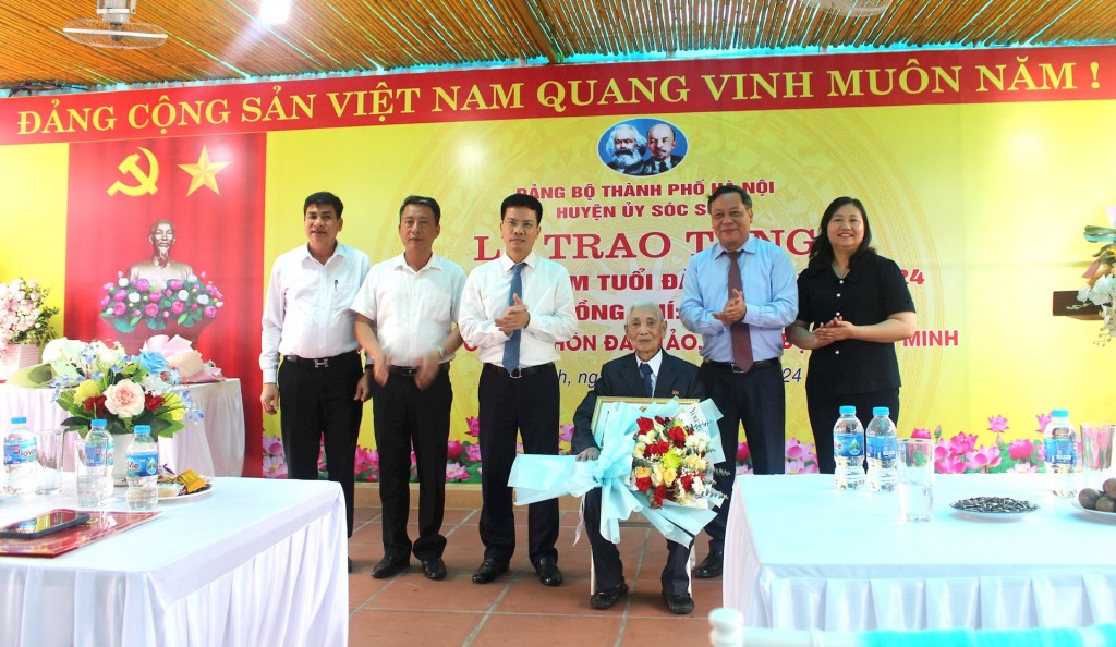 Phó Bí thư Thành ủy Nguyễn Văn Phong trao Huy hiệu 80 năm tuổi Đảng tặng đồng chí Đỗ Bá Diễn