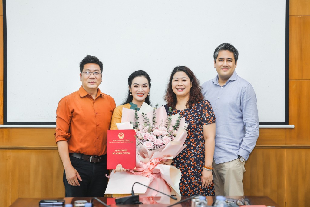 Ban Giám đốc HVANQGVN chúc mừng Trưởng khoa Thanh nhạc Tân Nhàn