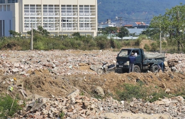 Đà Nẵng: Chất thải rắn xây dựng dồn dập tập kết về Hòa Xuân