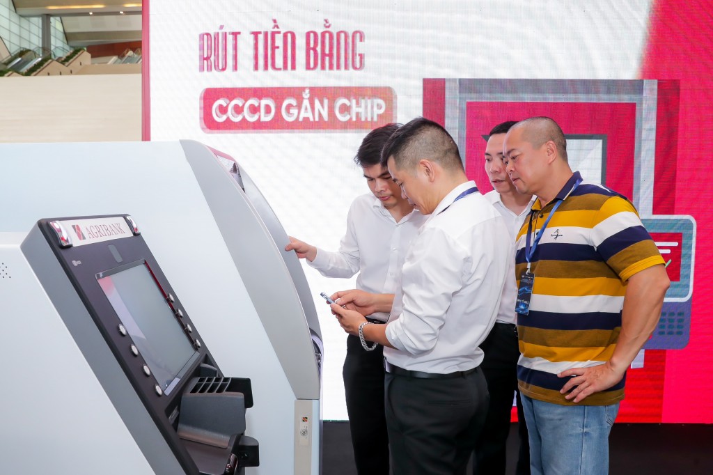 Agribank giới thiệu máy ATM công nghệ mới cho phép giao dịch rút tiền bằng CCCD gắn chip