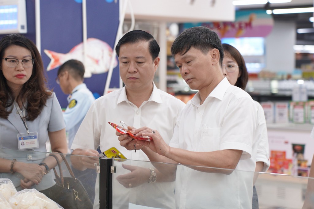 Kiểm tra an toàn thực phẩm tại siêu thị Winmart Nguyễn Chí Thanh