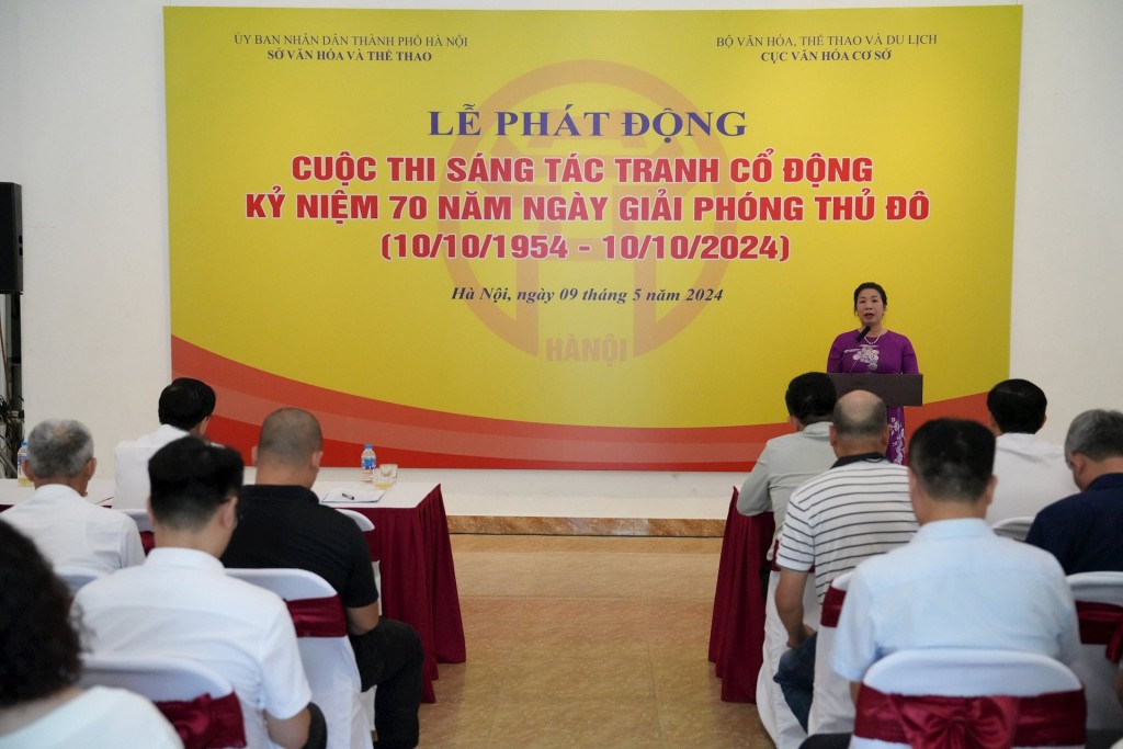 Đồng chí Trần Thị Vân Anh - Phó Giám đốc Sở Văn hóa và Thể thao Hà Nội phát biểu tại lễ Phát động cuộc thi sáng tác tranh cổ động kỷ niệm 70 năm Ngày Giải phóng Thủ đô (Ảnh: HL)