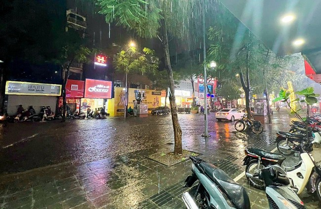 Hà Nội nhiều mây, có mưa rào và dông vài nơi