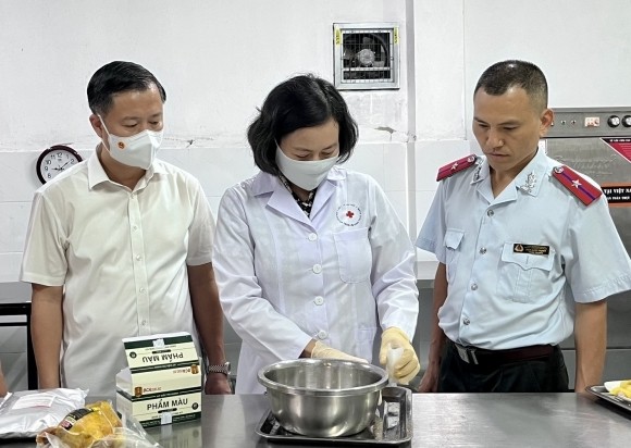 Đoàn kiểm tra liên ngành công tác an toàn thực phẩm số 1 TP Hà Nội kiểm tra đột xuất cơ sở sản xuất kinh doanh gà ủ muối trên địa bàn huyện Phúc Thọ