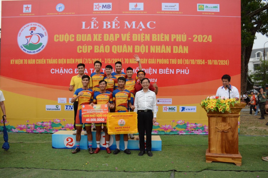 Đồng chí Trần Quang Dũng phát biểu; trao hỗ trợ kinh phí; chụp ảnh lưu niệm cùng các VĐV đạt thành tích cao và cổ vũ các VĐV tại vòng đua cuối cùng tại TP Điện Biên Phủ