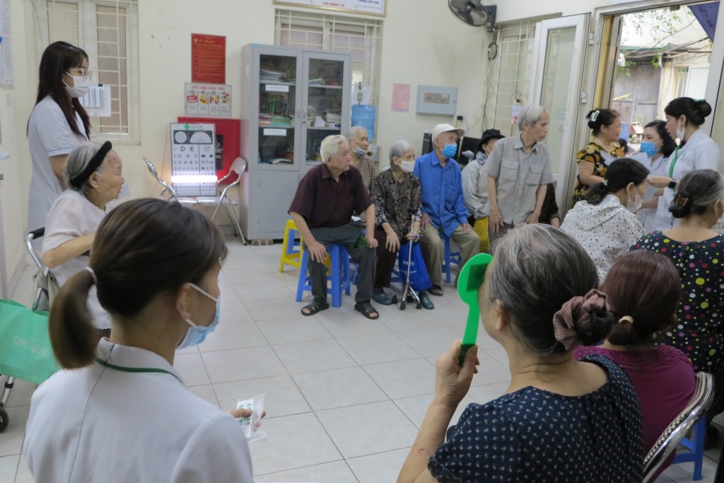 Tổ chức khám miễn phí các bệnh về mắt cho người cao tuổi huyện Ứng Hòa - Tin tức sự kiện - Cổng thông tin điện tử Sở y tế Hà Nội
