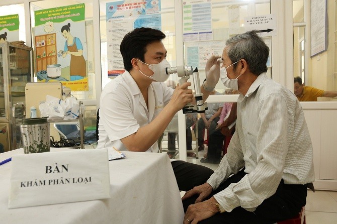 Tổ chức khám miễn phí các bệnh về mắt cho người cao tuổi huyện Ứng Hòa