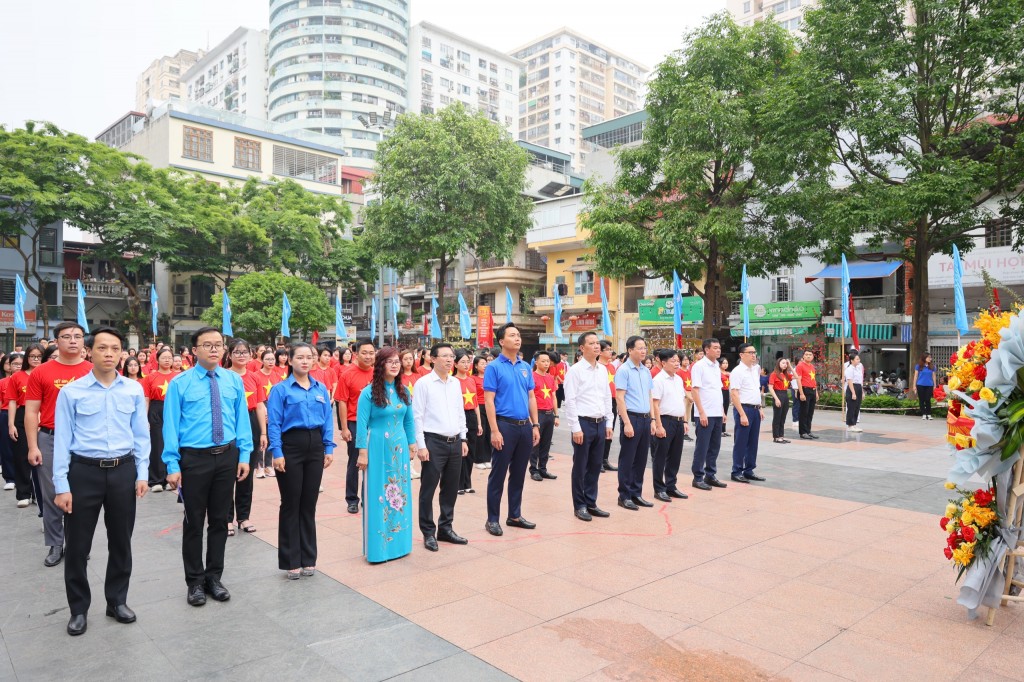 Các đồng chí lãnh đạo Thành đoàn Hà Nội, quận Hoàng Mai cùng đại biểu thanh niên dự lễ báo công