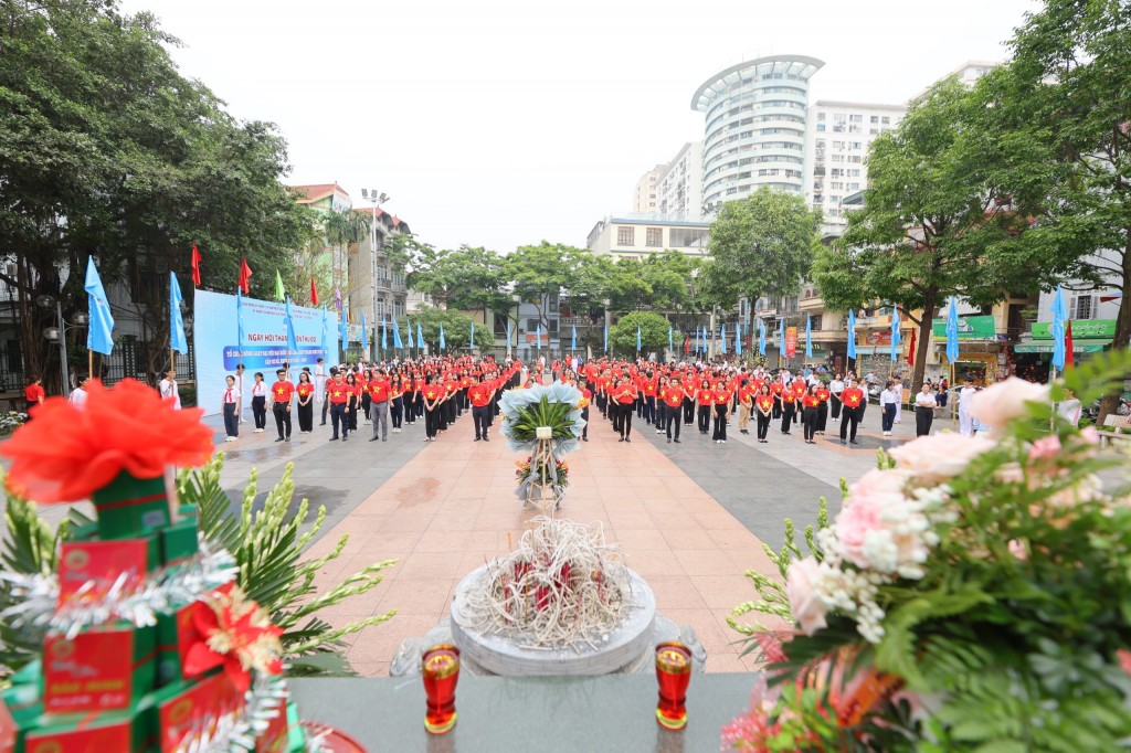 Hội LHTN các phường của quận Hoàng Mai báo công anh hùng liệt sĩ trước đại hội