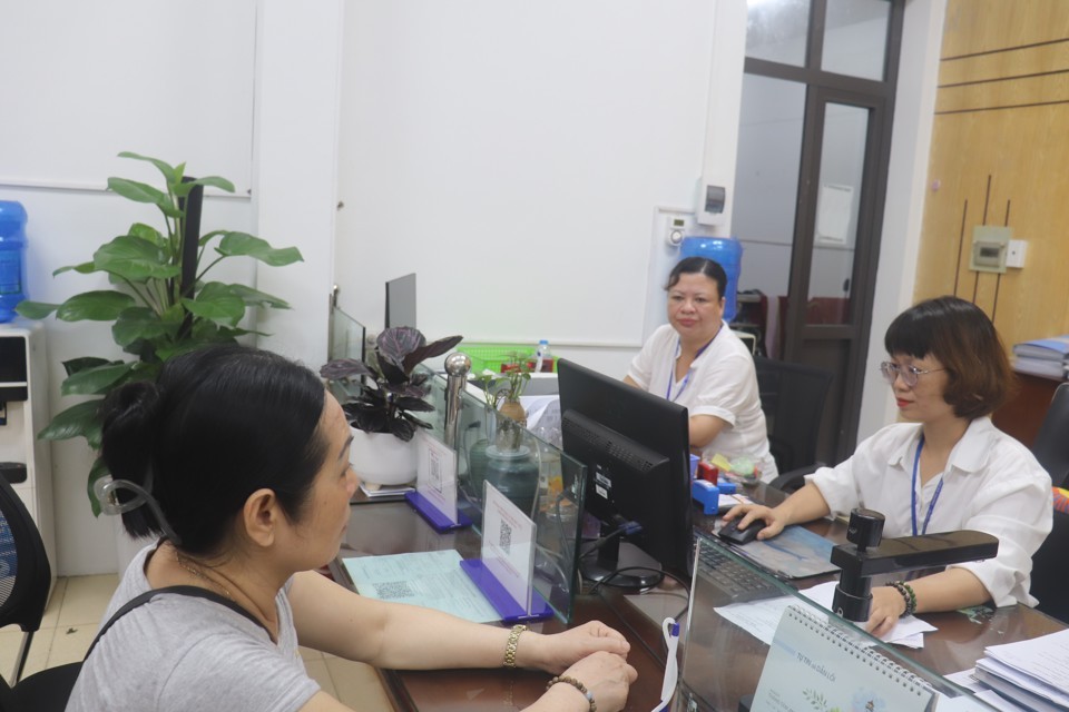 Công chức bộ phận ''một cửa'' UBND phường Vĩnh Tuy, quận Hai Bà Trưng tiếp nhận giải quyết TTHC cho người dân