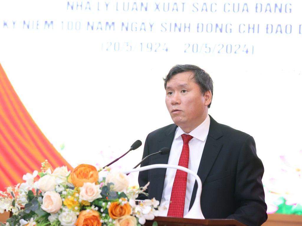 GS.TS Lê Văn Lợi, Phó Giám đốc Học viện Quốc gia Hồ Chí Minh phát biểu đề dẫn