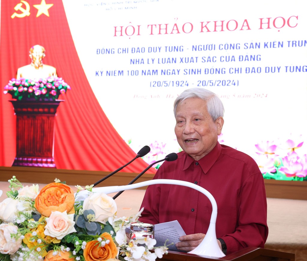 Nhà báo Hà Đăng bày tỏ sự kính trọng với sự cống hiến cho Đảng, nhà nước của đồng chí Đào Duy Tùng