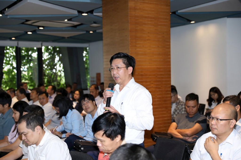 Đại diện Tổng Công ty cổ phần Xuất nhập khẩu và Xây dựng Việt Nam (Vinaconex) đặt câu hỏi tại hội nghị