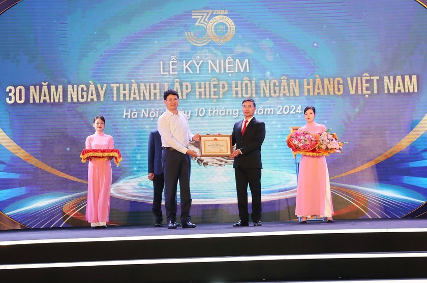 Ông Phạm Đức Ấn - Chủ tịch Hội đồng Hiệp hội đại diện VNBA nhận bằng khen của Bộ Tư pháp