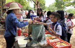 Bảo đảm an toàn thực phẩm ở cổng trường