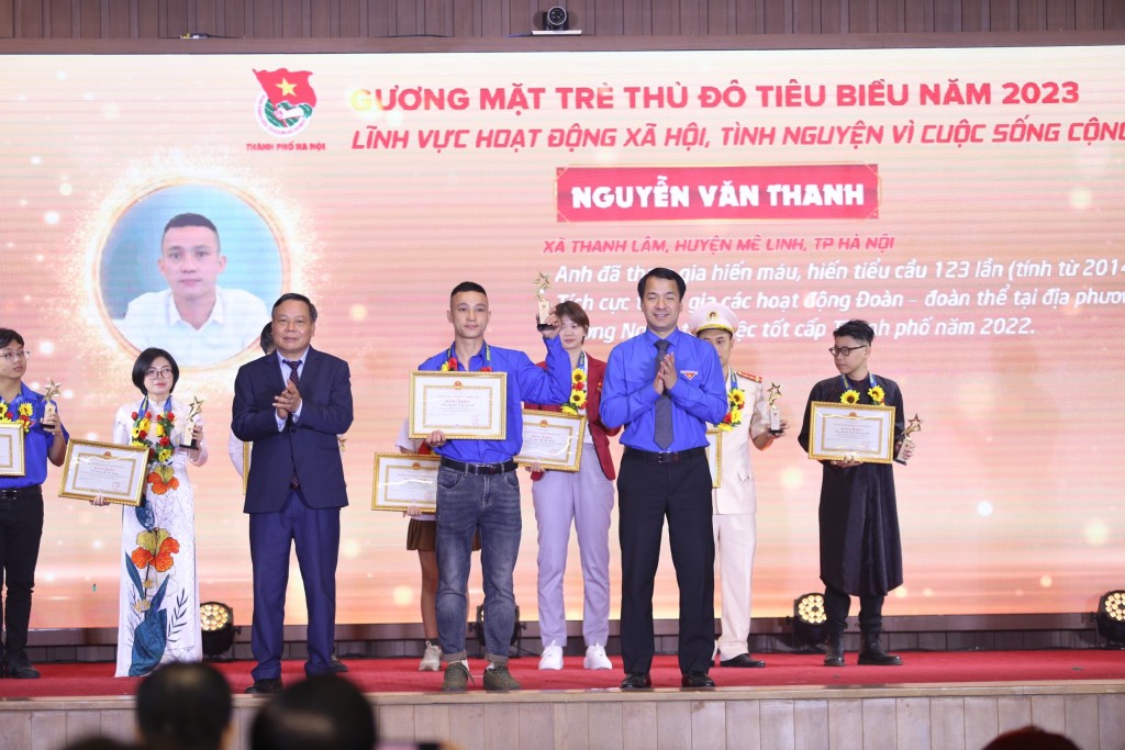 Nguyễn Văn Thanh được tuyên dương và trao giải thưởng tại Đại hội