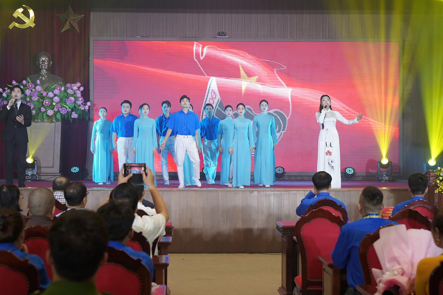 Lời ca, tiếng hát về thế hệ trẻ đã góp một phần không nhỏ vào thành công của đại hội