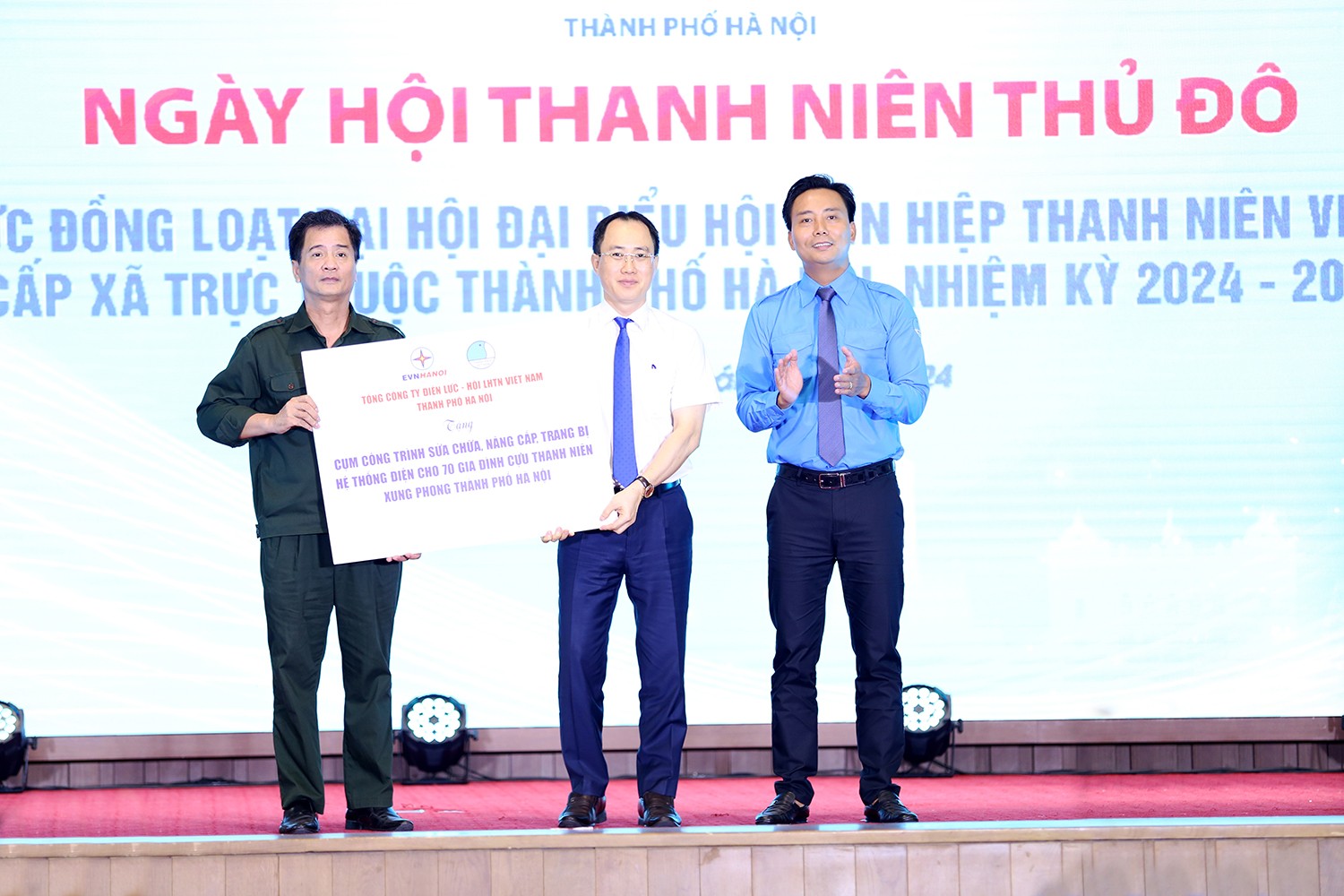 Lãnh đạo Hội LHTN Việt Nam thành phố Hà Nội trao Cụm công trình thanh niên sữa chữa, nâng cấp hệ thống điện cho cựu thanh niên xung phong