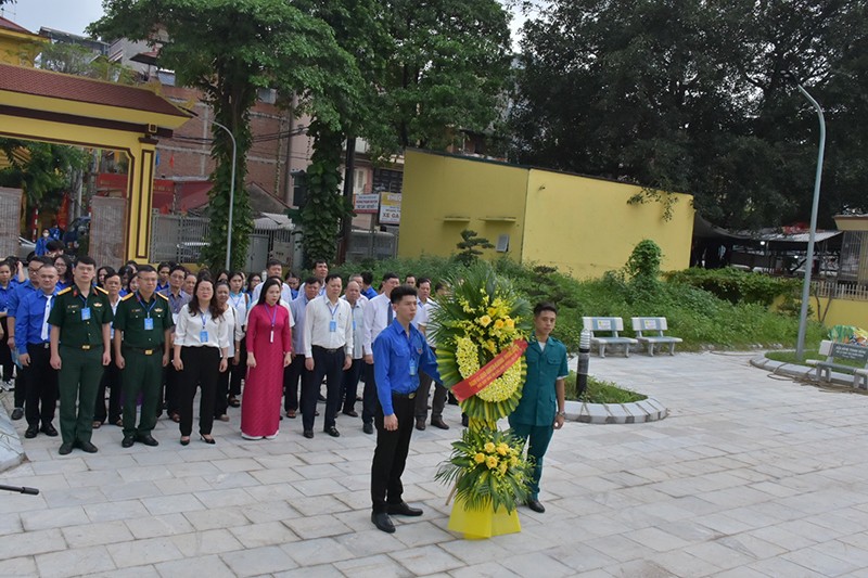 Trước giờ khai mạc Đại hội, các đại biểu dâng hoa tri ân các anh hùng liệt sỹ phường Xuân Tảo