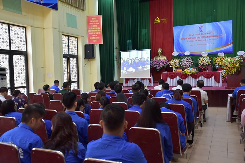 Các đại biểu theo dõi tiếp sóng chương trình “Ngày Hội thanh niên Thủ đô” do Thành đoàn - Hội Liên hiệp Thanh niên Việt Nam (LHTN) thành phố Hà Nội tổ chức