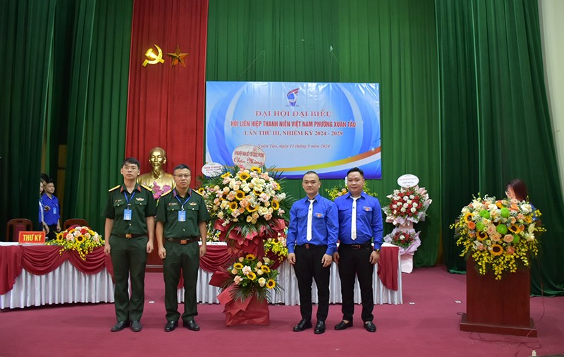Đại diện lãnh đạo Đảng uỷ, UBND, Uỷ ban MTTQ phường Xuân Tảo cùng các đơn vị tặng hoa chúc mừng Đại hội
