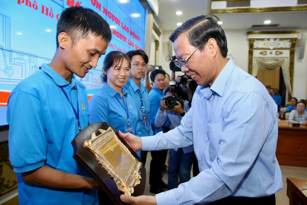 Chủ tịch UBND TP Hồ Chí Minh Phan Văn Mãi cũng đã trao quà lưu niệm cho 50 đoàn viên, công nhân tiêu biểu