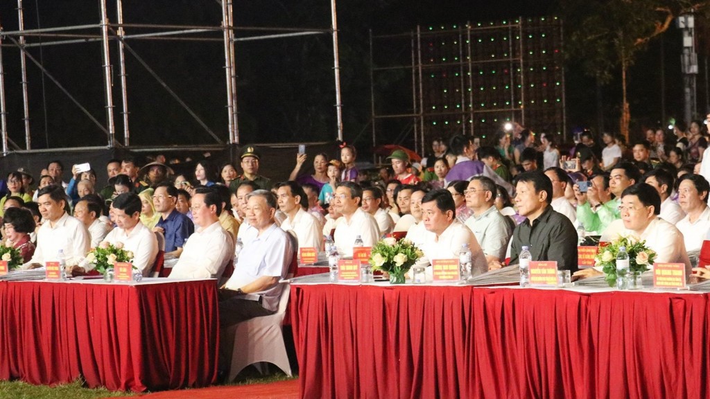Các đại biểu tham dự lễ khai mạc Lễ hội Làng Sen