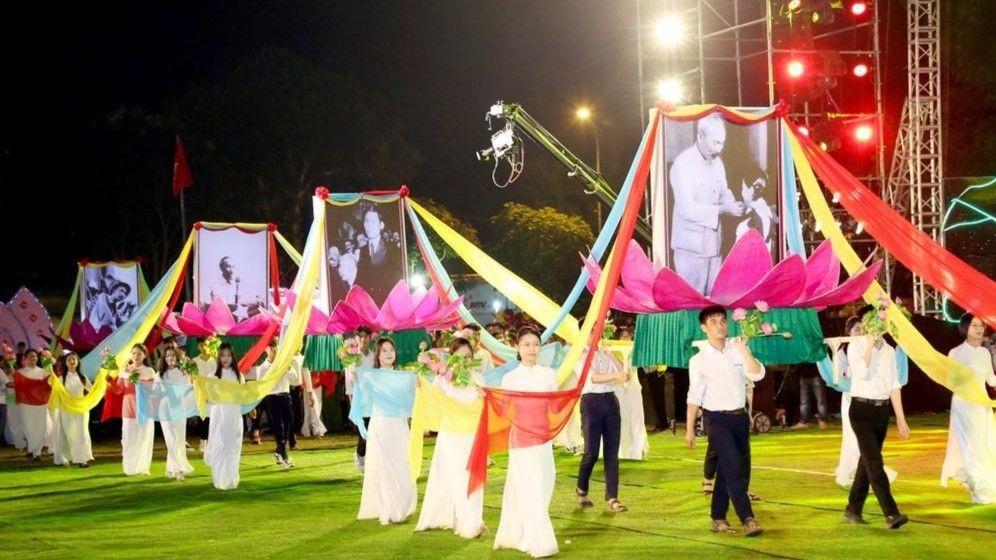 Lễ rước ảnh Bác Hồ từ Nhà tưởng niệm Chủ tịch Hồ Chí Minh tại Khu Di tích Quốc gia đặc biệt Kim Liên ra sân vận động Làng Sen